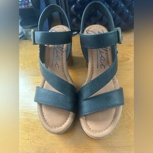 Zodiac Black Strappy Platform Sandals with Tan Footbed, size 9. Worn once.